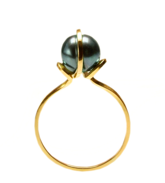 18ct-gold-black-pearl-refuge-ring